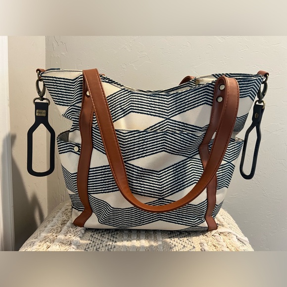 Jj Cole Diaper Bag with Strap and Diaper pad - Picture 8 of 16